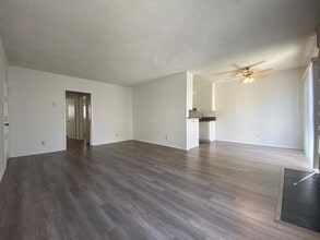 10856 Rose Avenue, in Los Angeles, CA - Foto de edificio - Interior Photo