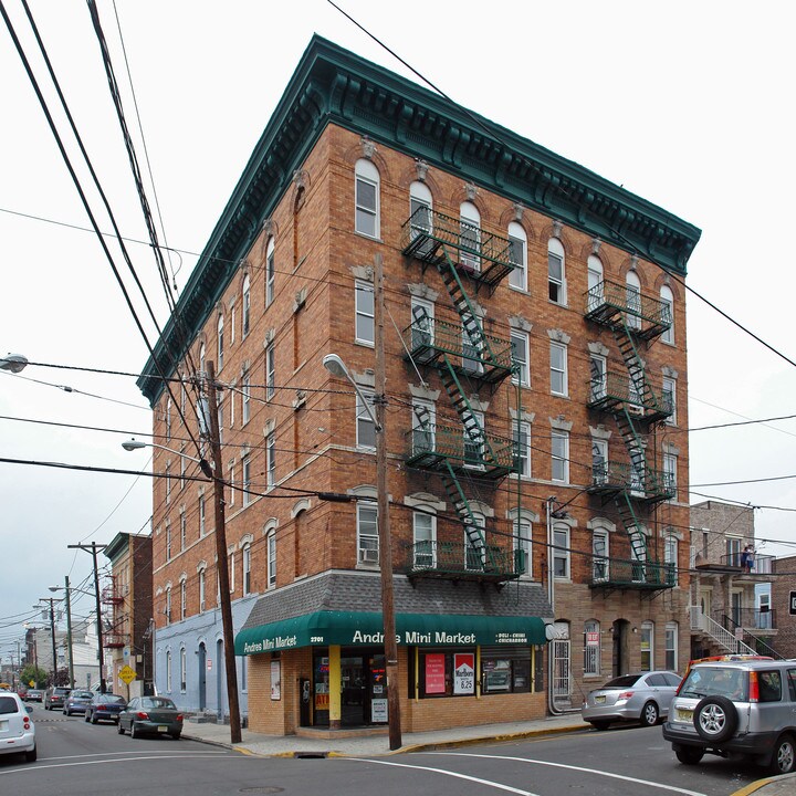 La Esquina Del Zorro in Union City, NJ - Foto de edificio
