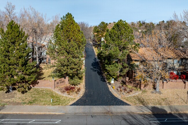 6969 W Yale Ave in Denver, CO - Foto de edificio - Building Photo