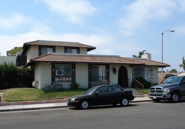 17011 Pinehurst Ln in Huntington Beach, CA - Building Photo - Building Photo