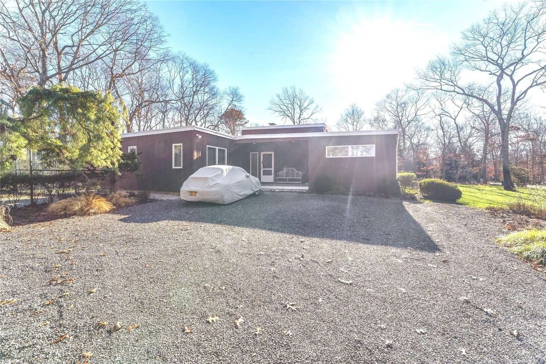 4 Eastridge Ct in Westhampton, NY - Building Photo