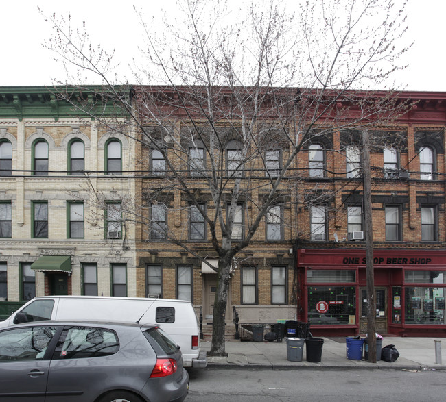 136 Kingsland Ave in Brooklyn, NY - Foto de edificio - Building Photo