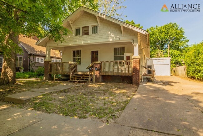 323 N 15th St in Manhattan, KS - Building Photo - Building Photo