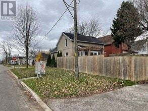 64 Edward St in St Thomas, ON - Building Photo - Building Photo