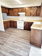 126 N Peppertree St in Visalia, CA - Foto de edificio - Building Photo