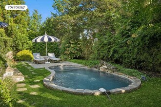 62 Middle Pond Rd in Southampton, NY - Building Photo - Building Photo