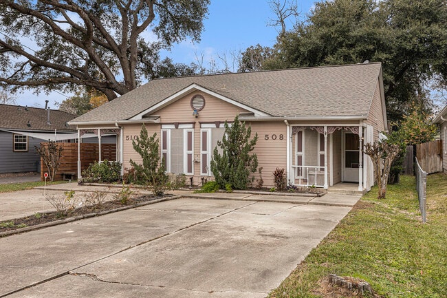 508 Clarence St in Tomball, TX - Foto de edificio - Building Photo