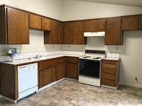 3716 Terneuzen Ave in Modesto, CA - Building Photo - Building Photo