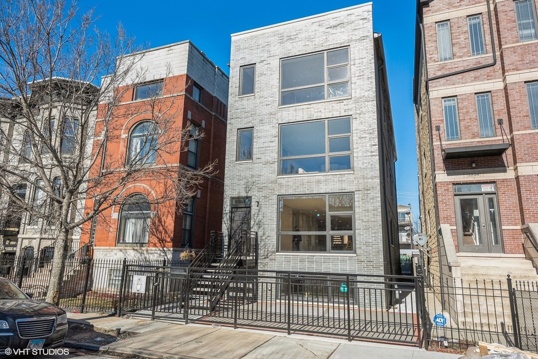 2238 W Warren Blvd in Chicago, IL - Building Photo