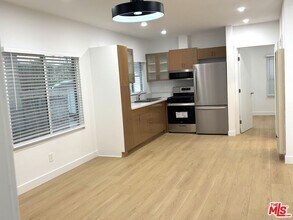 2115 Venice Blvd. in Los Angeles, CA - Foto de edificio - Building Photo