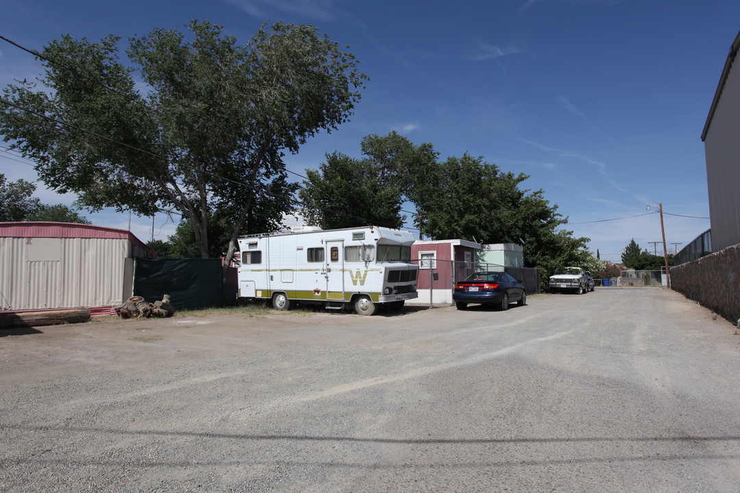 6175 Alameda Ave in El Paso, TX - Building Photo