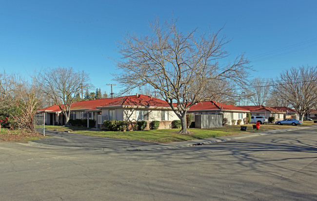 Red Robin Apartments in Sacramento, CA - Foto de edificio - Building Photo