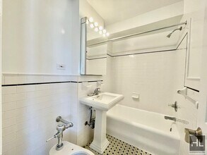 AMAZING STUDIO APARTMENT!! AMAZING DEAL! W in New York, NY - Building Photo - Building Photo