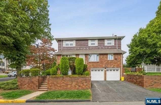 201 4th St in Palisades Park, NJ - Building Photo