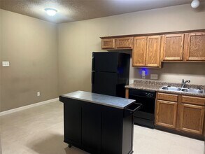 107 Avenue C in Highlands, TX - Building Photo - Building Photo