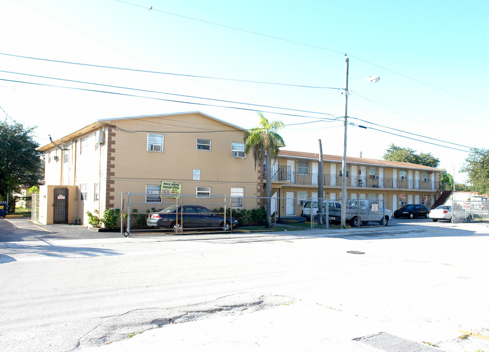 56th Street Apartments in Miami, FL - Foto de edificio