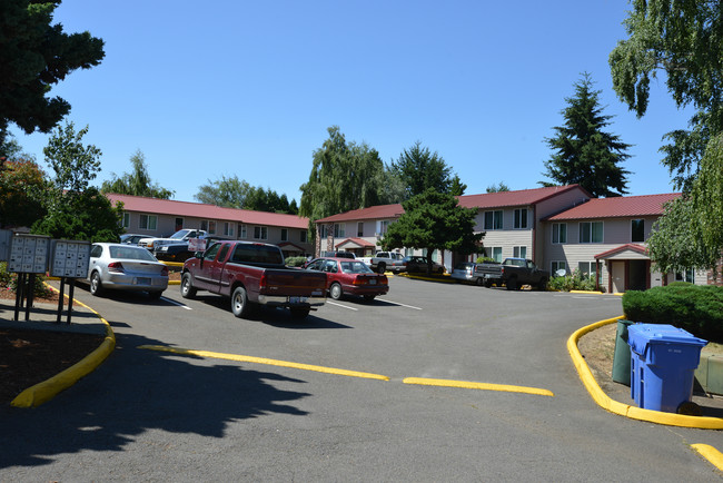 Carriage Apartments in Salem, OR - Foto de edificio - Building Photo