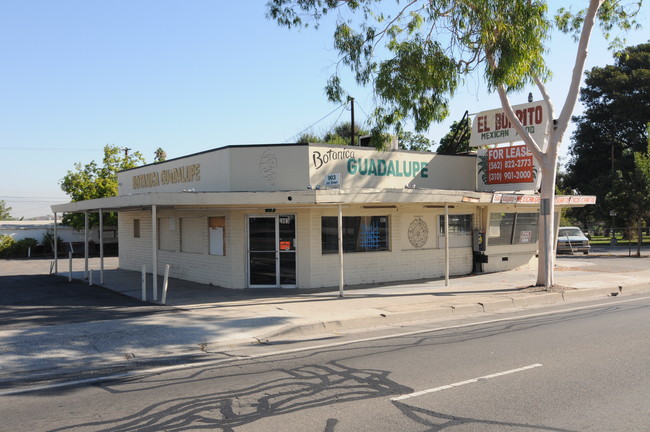 903 E 6th St in Corona, CA - Building Photo - Building Photo