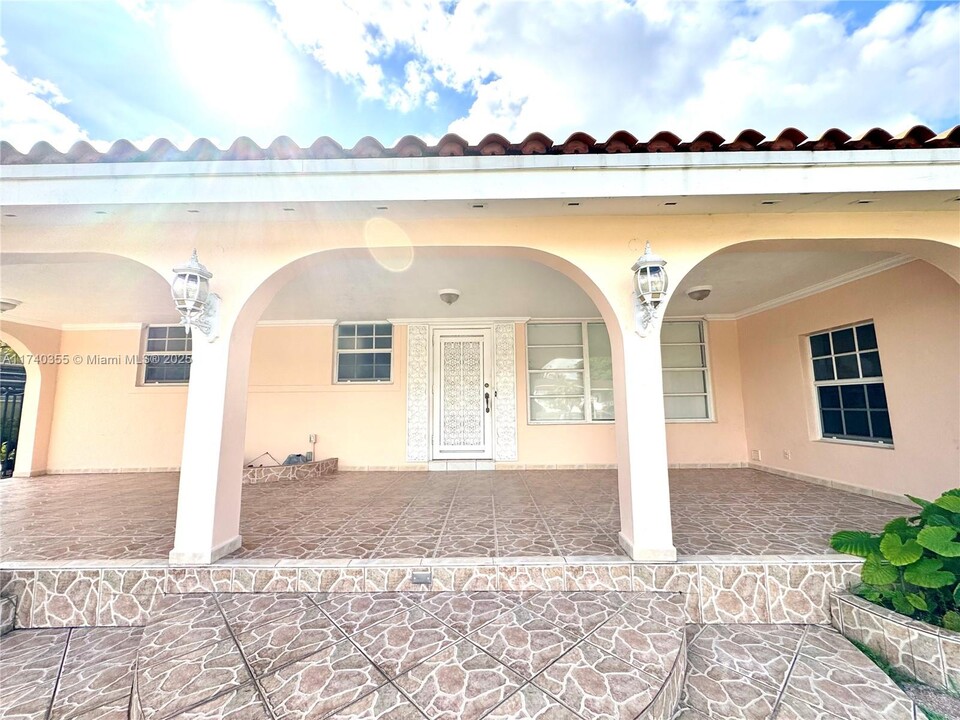 980 W 53rd St in Hialeah, FL - Building Photo