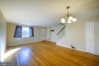 9848 Hollow Glen Pl in Silver Spring, MD - Foto de edificio - Building Photo