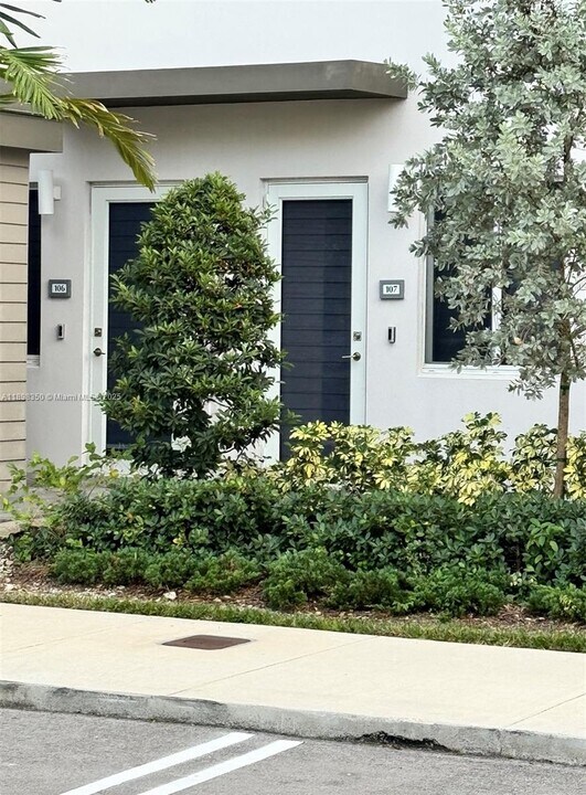 10270 NW 66th St in Doral, FL - Foto de edificio