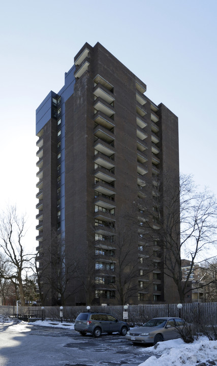 Ann Manor in Ottawa, ON - Building Photo