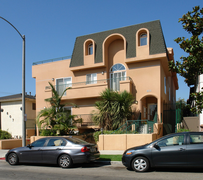 811 N Hayworth Ave in Los Angeles, CA - Building Photo - Building Photo