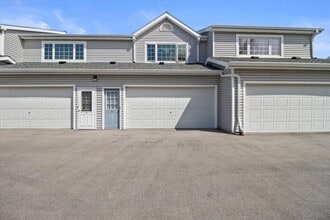 10081 Whitnall Edge Dr in Franklin, WI - Building Photo - Building Photo