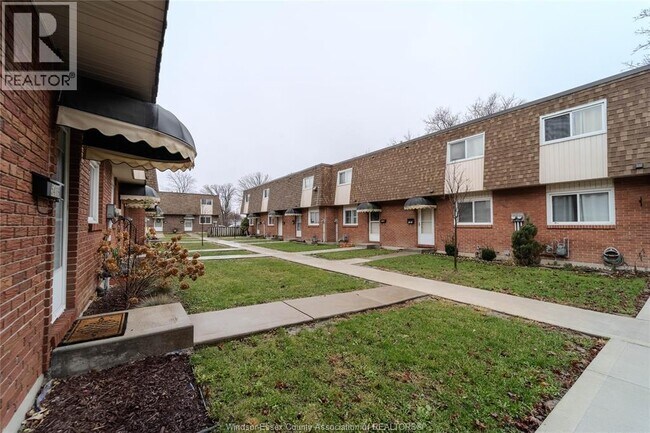 5414 Lassaline Ave in Windsor, ON - Building Photo - Building Photo