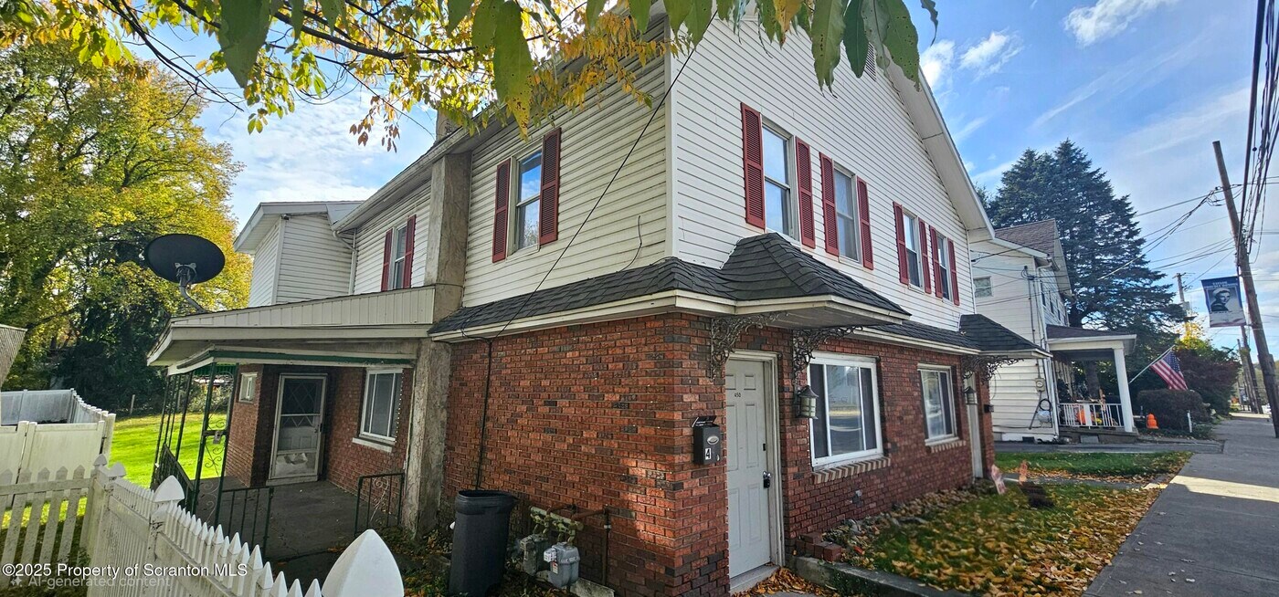 450 N Main St in Taylor, PA - Building Photo