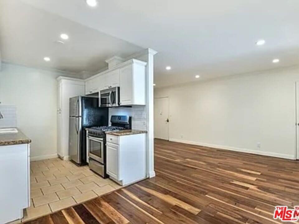 1112 N Olive Dr in West Hollywood, CA - Building Photo