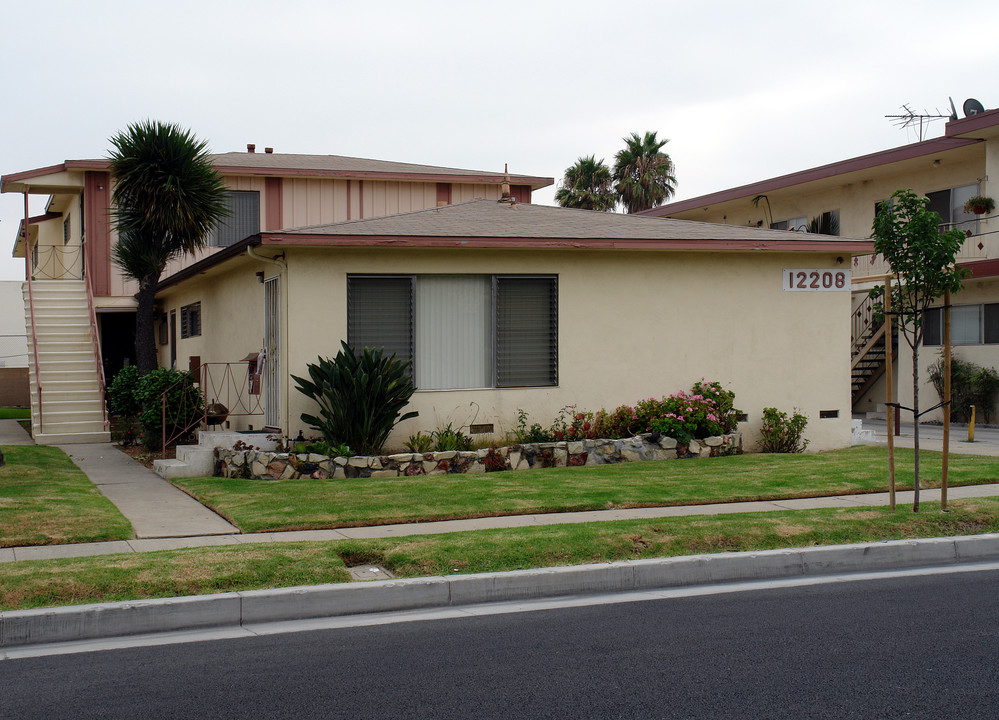 12208 Grevillea Ave in Hawthorne, CA - Building Photo