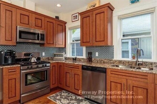148 Albion St, Unit 2 in Somerville, MA - Building Photo - Building Photo