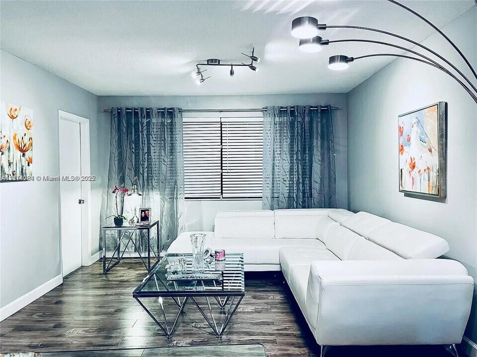 2300 Park Ln in Hollywood, FL - Building Photo