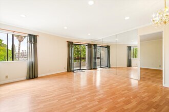 1037 N Vista St, Unit 305 in West Hollywood, CA - Building Photo - Building Photo
