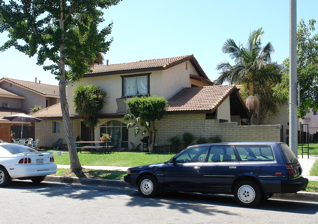 2050 N Highland St in Orange, CA - Building Photo