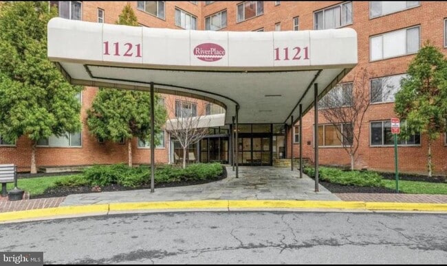 property at 1121 Arlington Blvd