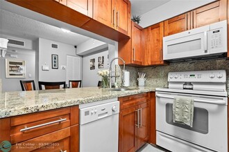 2753 S Oakland Forest Dr in Oakland Park, FL - Building Photo - Building Photo