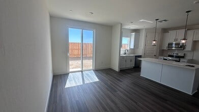 13061 Rosedale Hwy in Bakersfield, CA - Building Photo - Building Photo