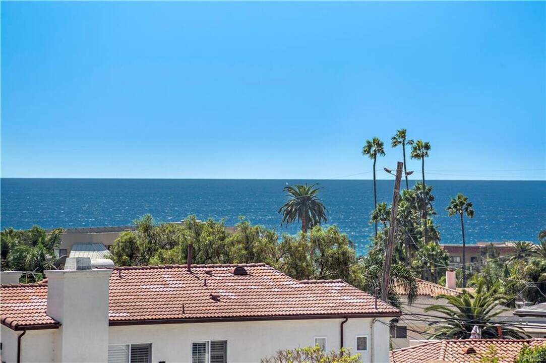 223 Avenida Victoria in San Clemente, CA - Foto de edificio