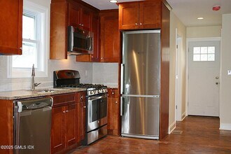 8 Moshier St, Unit B in Greenwich, CT - Building Photo - Building Photo