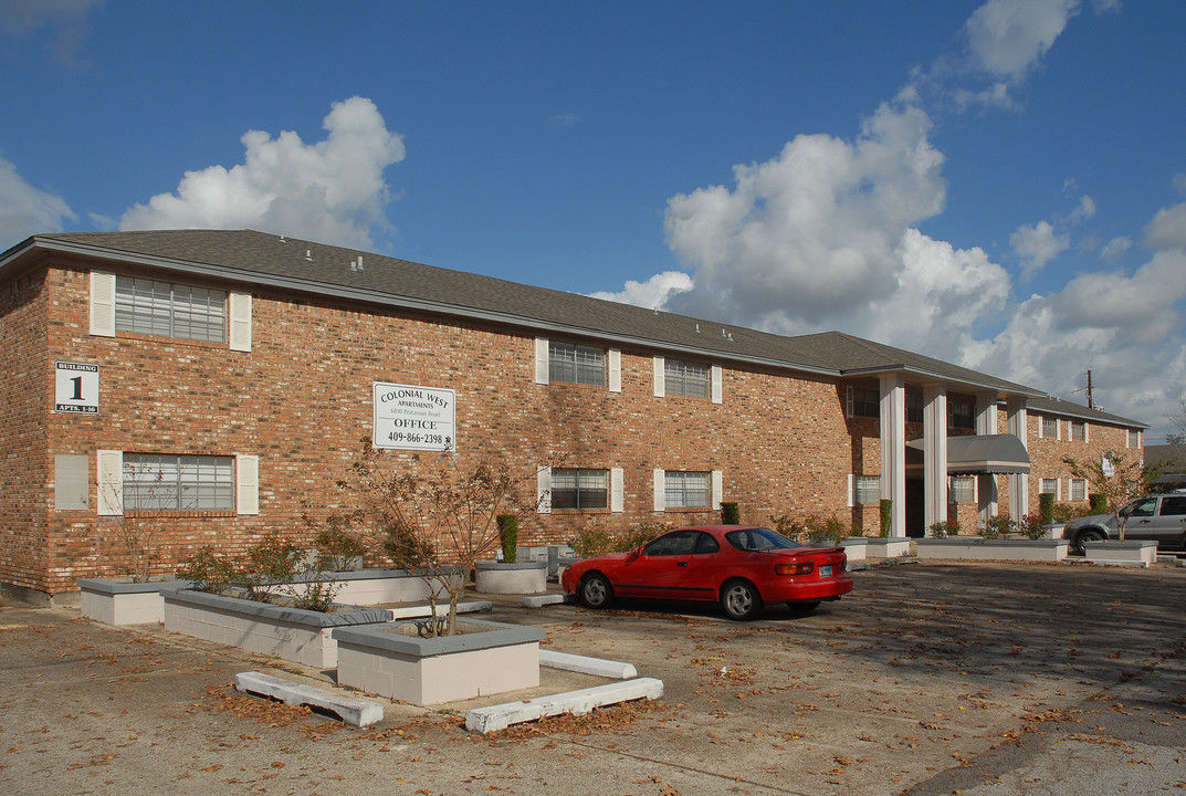 Colonial West in Beaumont, TX - Foto de edificio