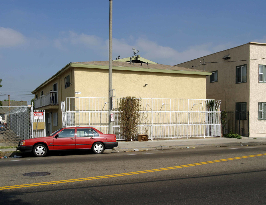 907 W Vernon Ave in Los Angeles, CA - Building Photo