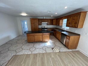 402 Nickens Rd in Garland, TX - Foto de edificio - Building Photo