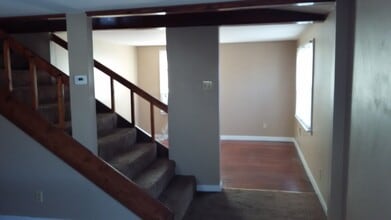 1016 W High St, Unit C in Jefferson City, MO - Building Photo - Building Photo