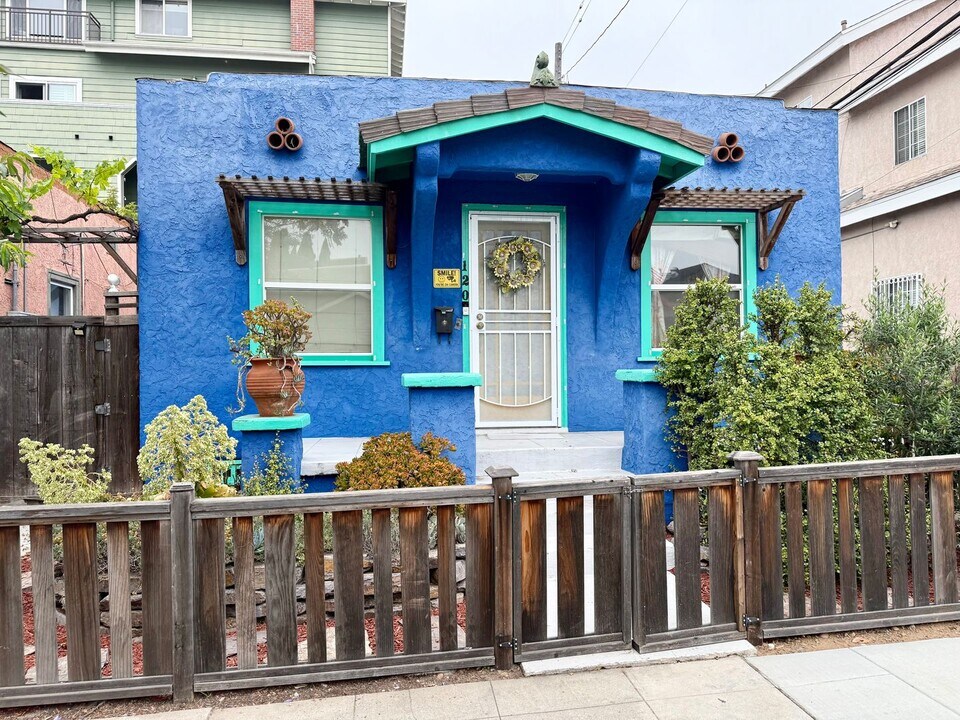 120 Robinson Ave in San Diego, CA - Building Photo