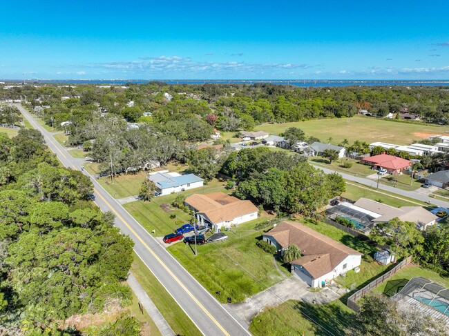 1279 Glenham Dr NE in Palm Bay, FL - Foto de edificio - Building Photo