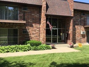 Forest Hill Apartments in Westmont, IL - Building Photo - Building Photo