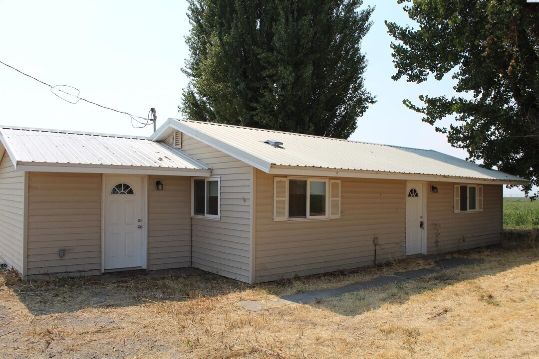 2551 W Fir Rd in Pasco, WA - Building Photo