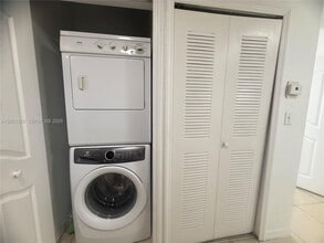 8802 NW 109th Ct, Unit 608 in Doral, FL - Foto de edificio - Building Photo